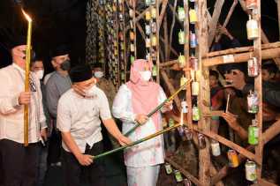 Bupati Bengkalis Kasmarni  Buka Secara Resmi Festival Lampu Colok di Dusun Siandal