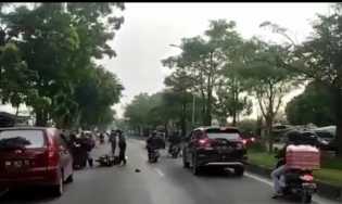 Minyak Solar Tumpah Di Jalan Arifin Achmad Pekanbaru, Pengendara Motor Sempat Terjatuh