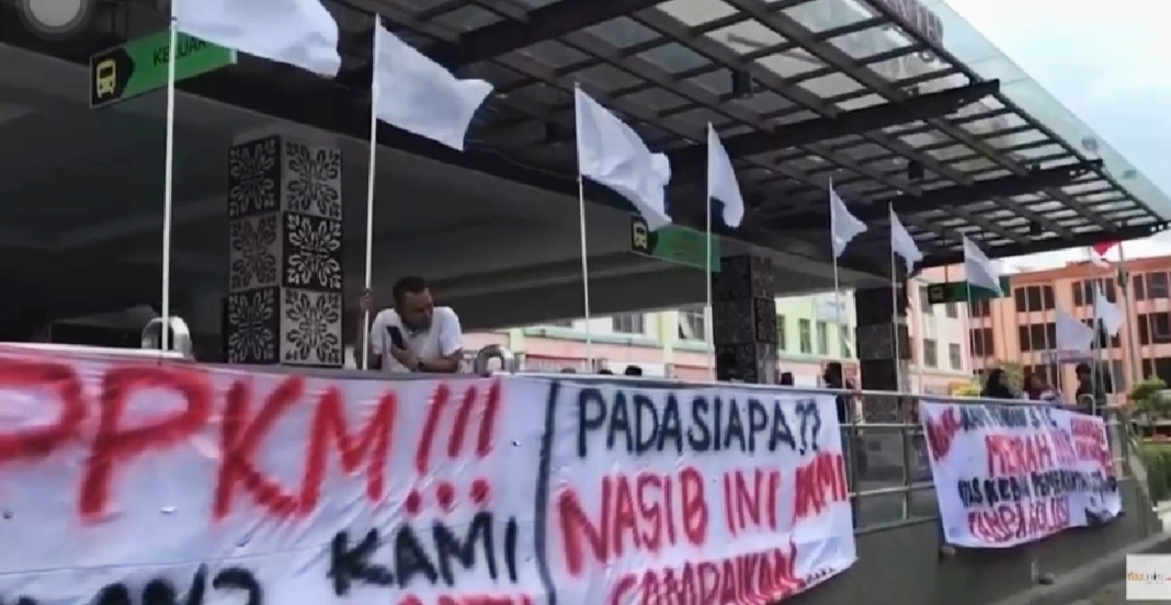 PPKM di Perpanjang, Pedagang STC Kibarkan Bendera Putih