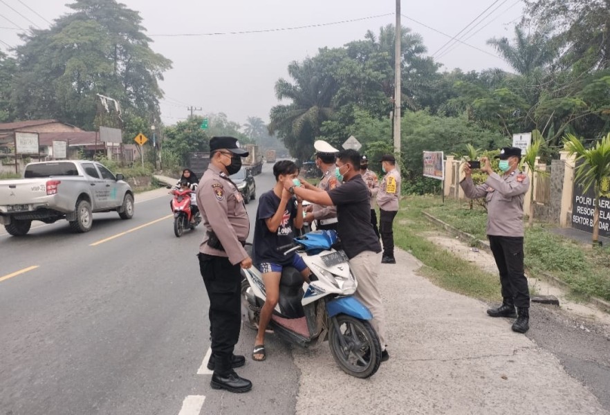Polsek Bandar Sei Kijang Kembali Bagikan Masker Gratis kepada Pengguna Jalan Antisipasi Dampak Kabut Asap Karhutla