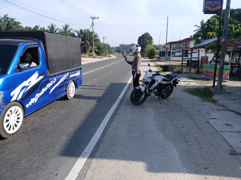 “Polsek Bandar Sei Kijang Berhasil Ciptakan Kamseltibcar Lantas dengan Patroli dan Pengaturan Arus Lalu Lintas”