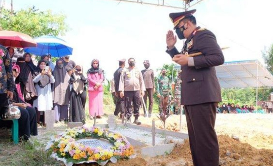 Kapolda Riau Pimpin Upacara Pemakaman Dirbinmas