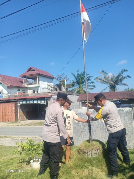 *Polsek Bandar Sei Kijang Laksanakan Himbauan dan Pembagian Bendera Merah Putih dalam Rangka Dirgahayu RI ke-80*