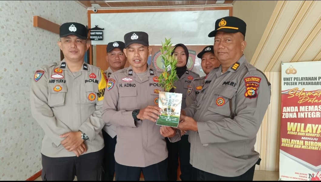 Polsek Pekanbaru Kota Beri Bibit Pohon untuk Anggota yang Berulang Tahun, Wujudkan Kepedulian Lingkungan