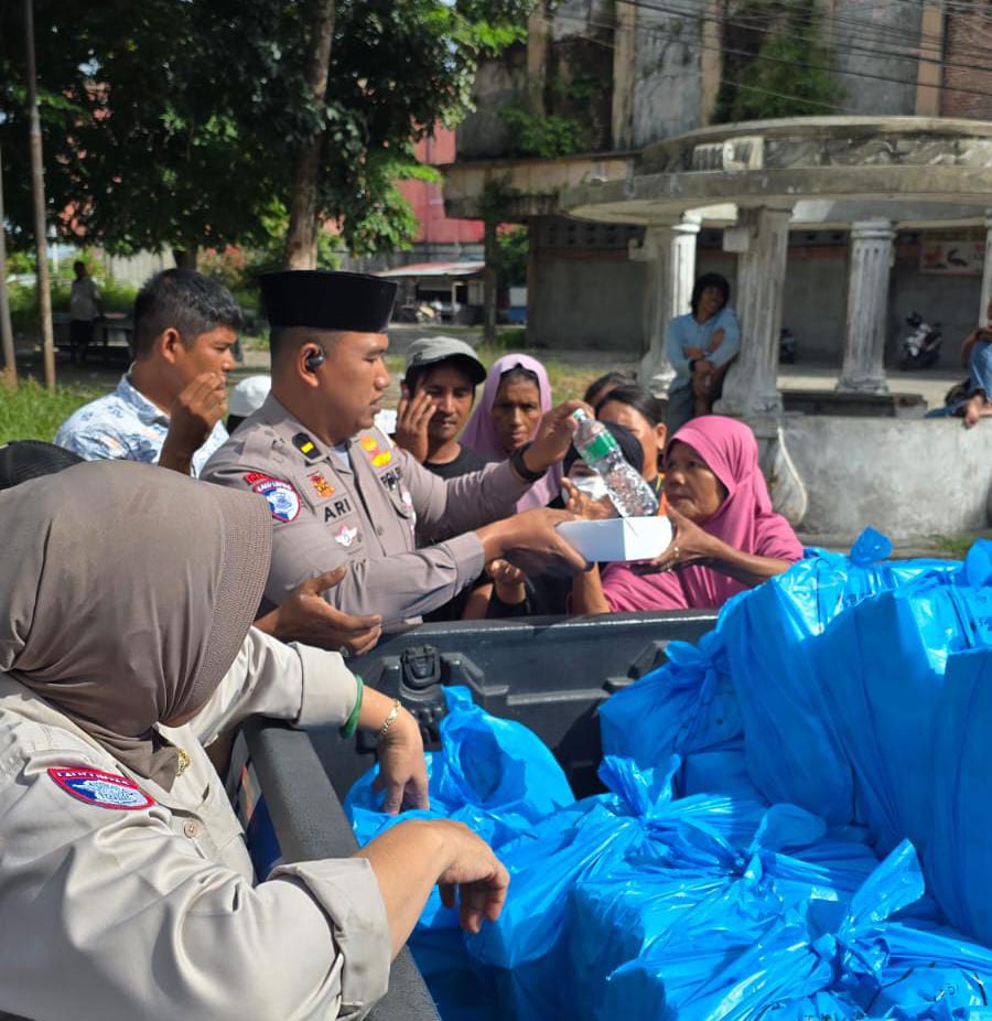 Jum’at Berkah, Ditlantas Polda Riau Bagikan Nasi Kotak untuk Kaum Dhuafa