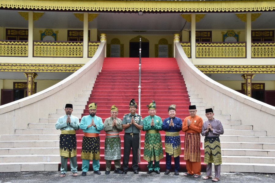 Silaturahmi Danrem 031/WB Brigjen TNI Dr. Agustatius Sitepu. S.Sos.,M.Si.,M.Han. ke LAMR, Perkuat Sinergi TNI dan Lembaga Adat