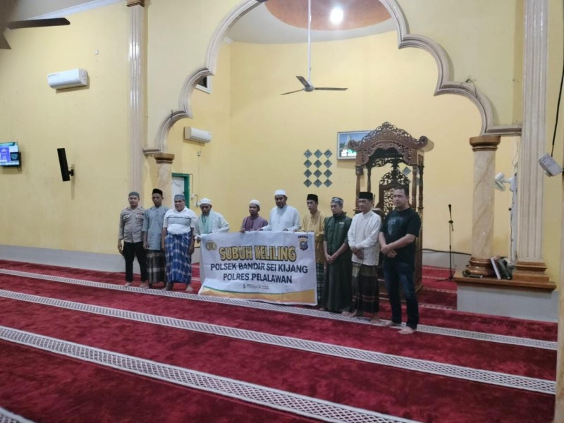 Melalui Gerakan SAJADA, Polsek Bandar Sei Kijang Subuh Berjamaah Bersama Warga di Masjid Nurul Iman