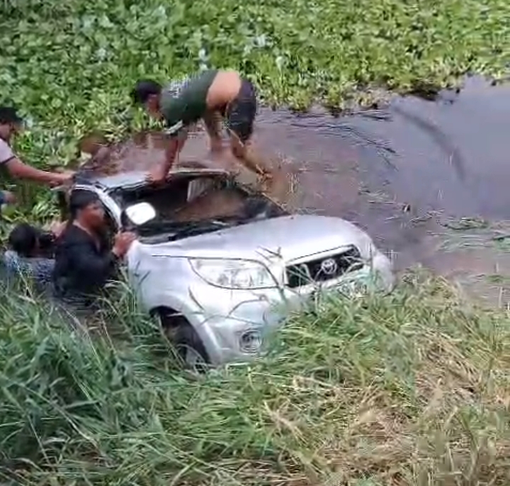 Mobil Terjun ke Kanal di Koridor RAPP Pelalawan, 2 Karyawan Bank Meninggal