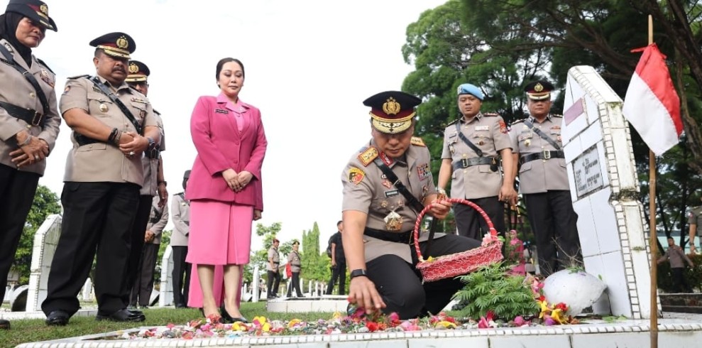 Kapolda Riau Pimpin Upacara Ziarah dan Tabur Bunga Peringati Hari Bhayangkara ke 79