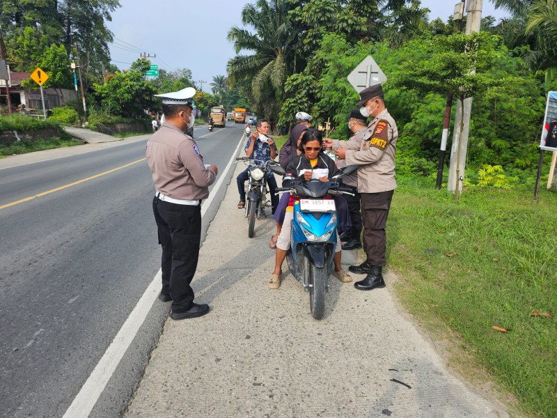 Polsek Bandar Sei Kijang Kembali Bagikan Masker Gratis Kepada Pengguna Jalan Dampak Kabut Asap