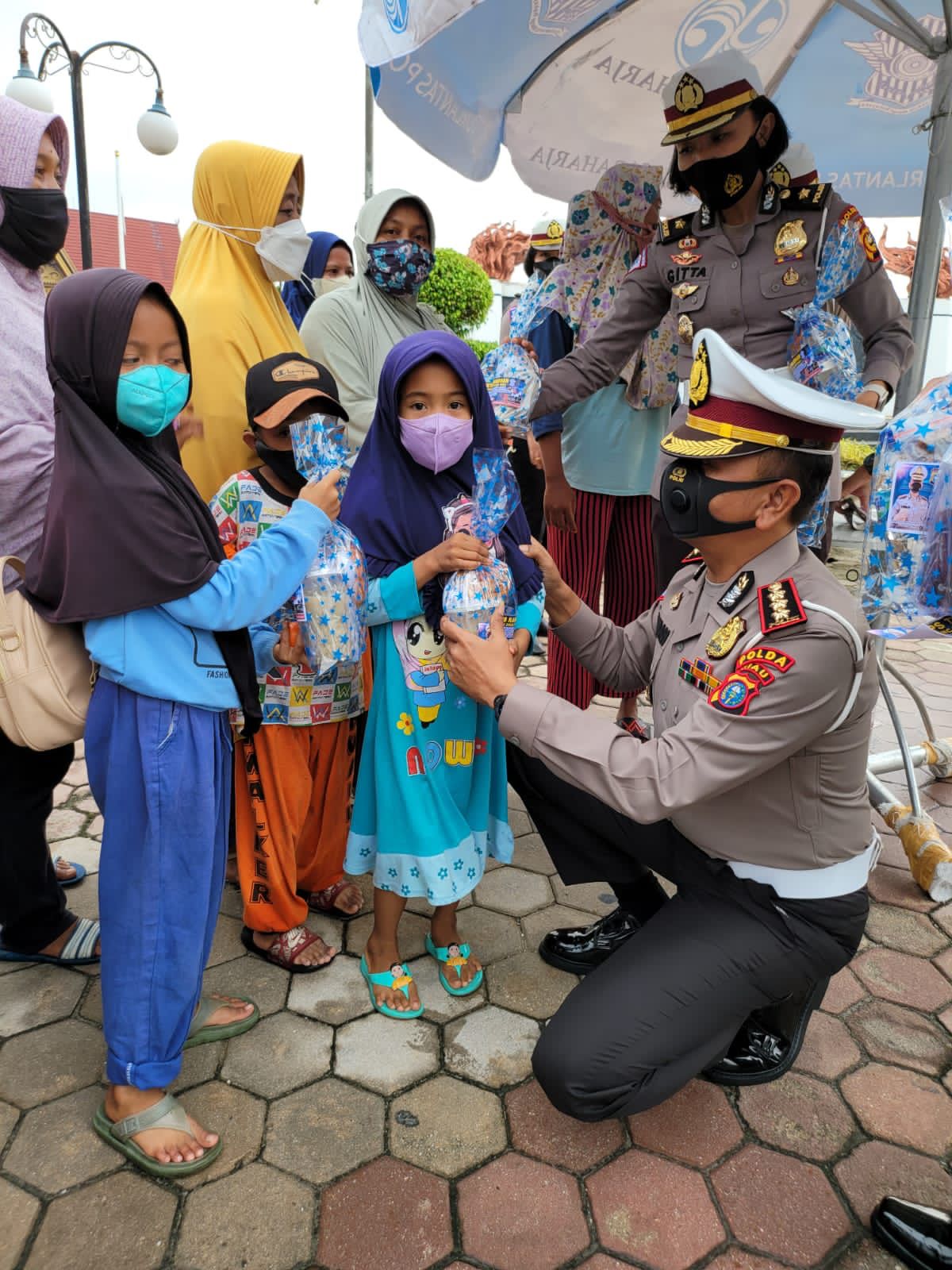 Bagi Takjil Kepada Pengguna Jalan, Dirlantas : Kita Menghimbau Masyarakat Tertib Berlalu Lintas