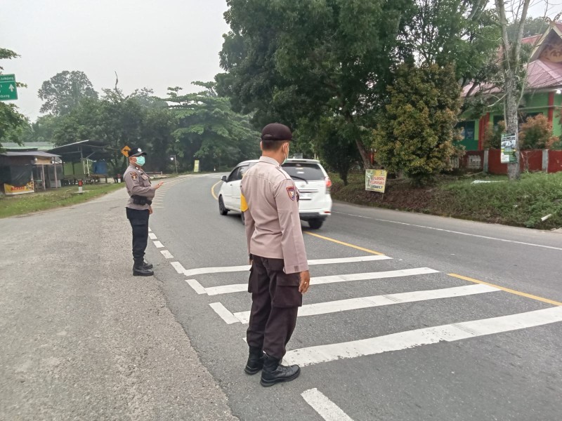 Polsek Bandar Sei Kijang Kembali Bagikan Masker Gratis, Mengantisipasi Gangguan Kesehatan Akibat Kabut Asap
