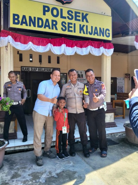 POLSEK BANDAR SEI KIJANG SAMBUT MPLS SD N 008, KENALKAN LINGKUNGAN DAN TUGAS KEPOLISIAN KEPADA SISWA BARU