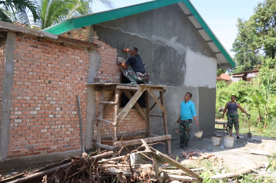 Harapan di Bulan Suci: Rumah Ibu Sarianis Kini 83 Persen Rampung Berkat TMMD