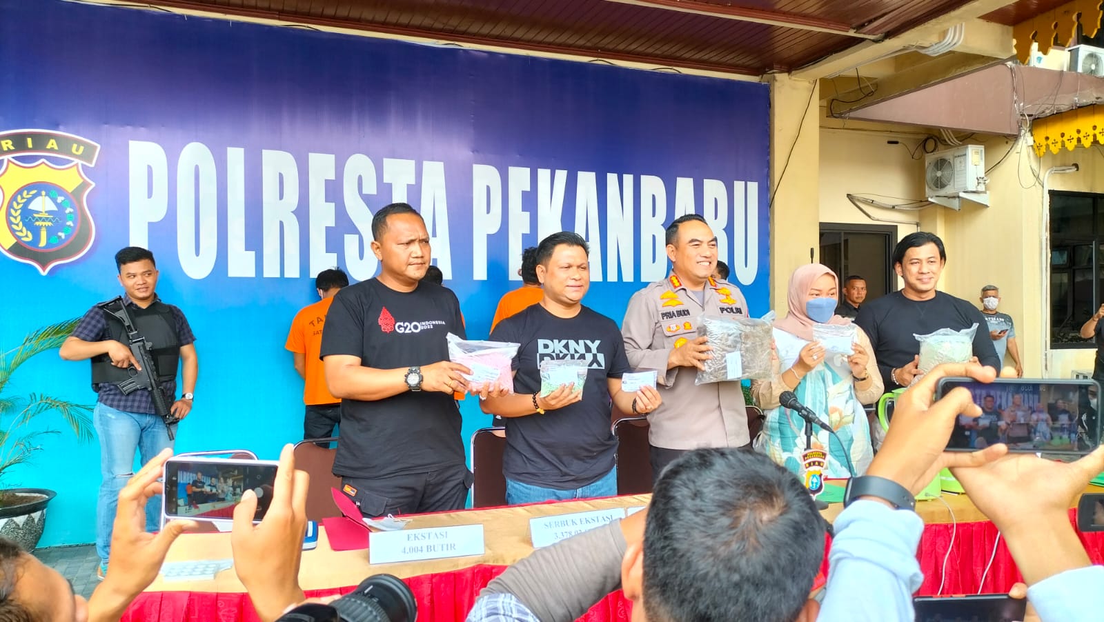 Satresnarkoba Polresta Pekanbaru Musnahkan Ribuan Pil Ekstasi, 1,7 Kg Ganja Dan 201,55 gram Sabu Dari 4 Tersangka