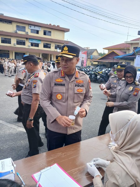 Dukung Program Nasional Pemberantasan Narkoba, Polresta Pekanbaru Laksanakan Tes Urine terhadap 101 Personel