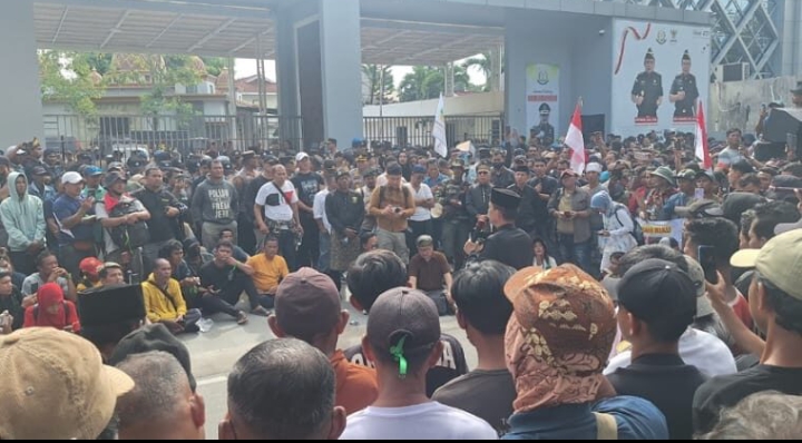 Ribuan Massa KOMMARI Geruduk Kejati Riau, Protes Penertiban Kawasan Hutan