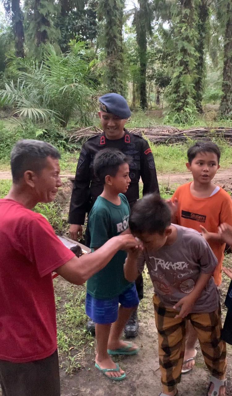 Seorang Guru Tinggal Dirumah Tak Layak Huni Personel Batalyon B Pelopor Satuan Brimob Polda Riau Berikan Kejutan Dan Bantuan Sembako