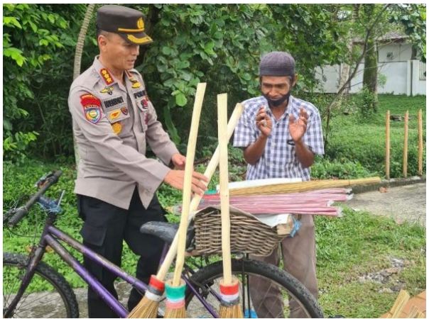 Pedagang Sapu Keliling Kaget Didatangi Polisi Berpangkat Kombes