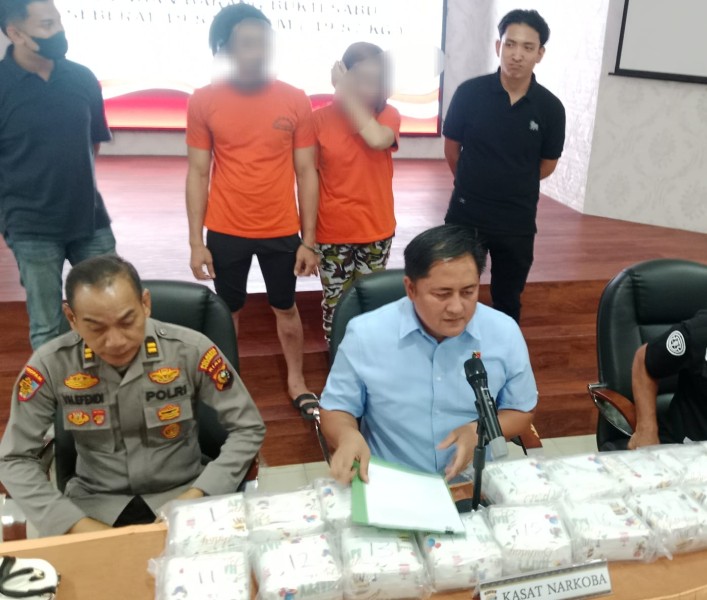 Nekat Menjadi Kurir Narkoba, Pasutri Digelandang Ke Polresta,  Sabu Seberat 20 kg Berhasil Diamankan