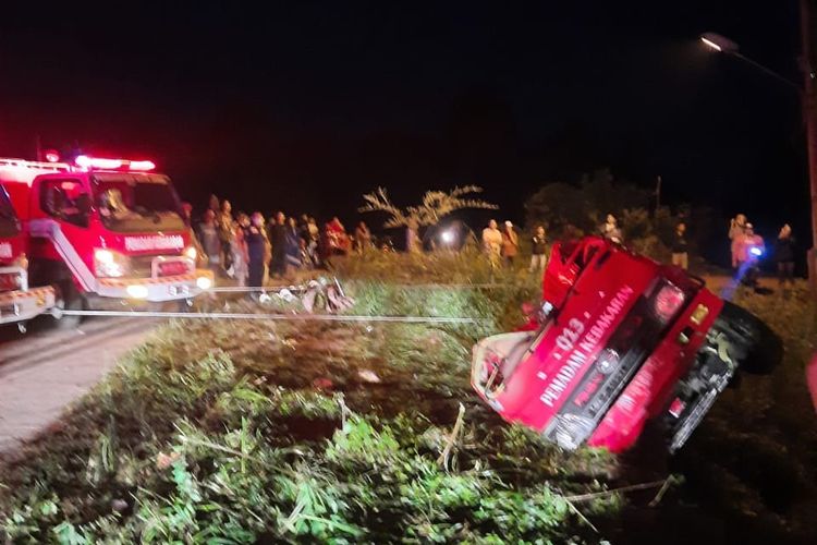 Jalanan Gelap, Mobil Damkar Masuk Jurang Saat Hendak Menuju Lokasi Kebakaran