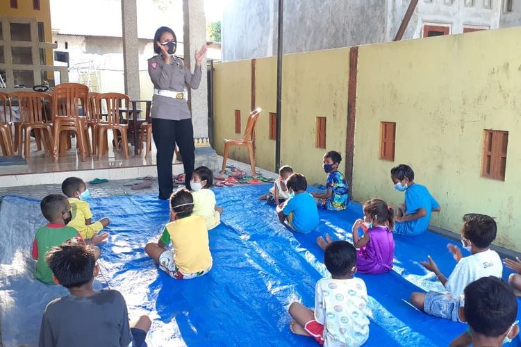 Kepedulian Polwan Ini Pada Anak-anak, Rela Rumahnya Dijadikan Posko Kemanusiaan Untuk Puluhan Anak Korban Badai Seroja