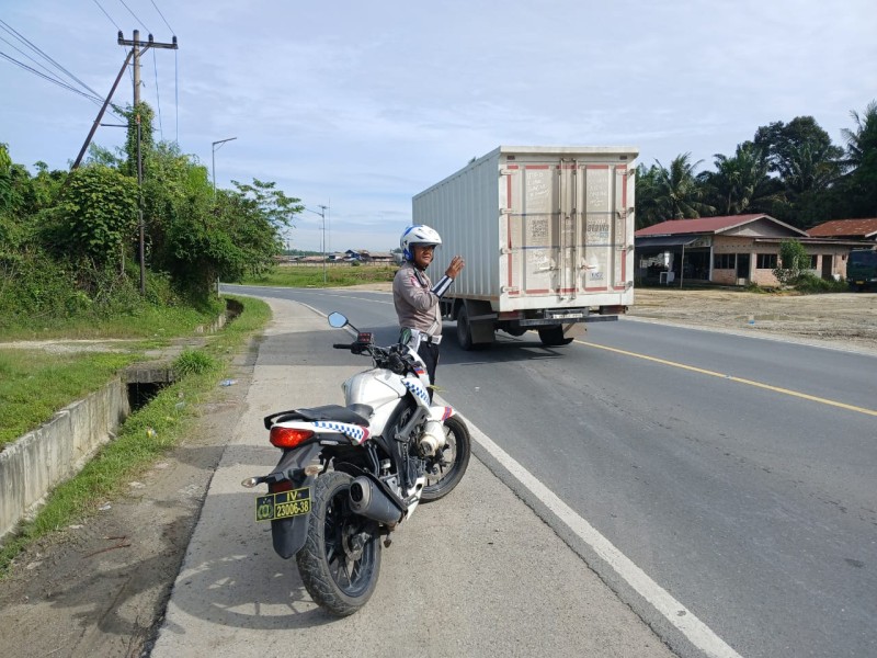 Polsek Bandar Sei Kijang Laksanakan Patroli dan Pengaturan Arus Lalu Lintas di Jalan Lintas Timur KM. 25
