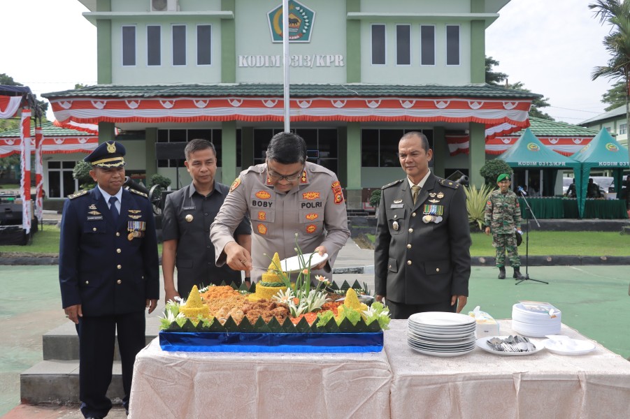 TNI-Polri Kompak! Kapolres Kampar Beri 'Surprise' ke Dandim di Momen HUT TNI ke-80