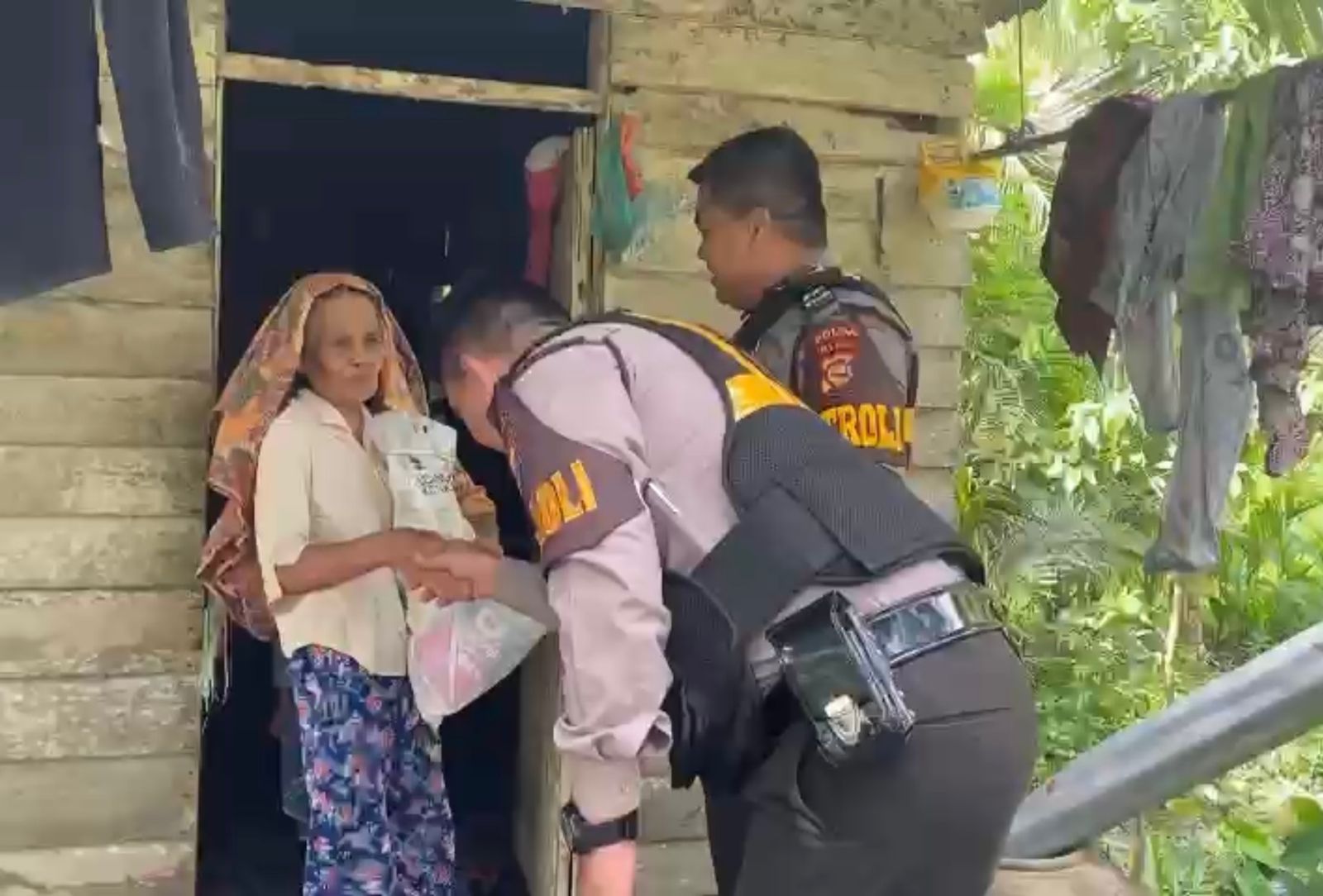 Tinggal Ditengah Kebun, Nenek Fatimah Di Datangi Tim PJJ Ditsamapta Polda Riau