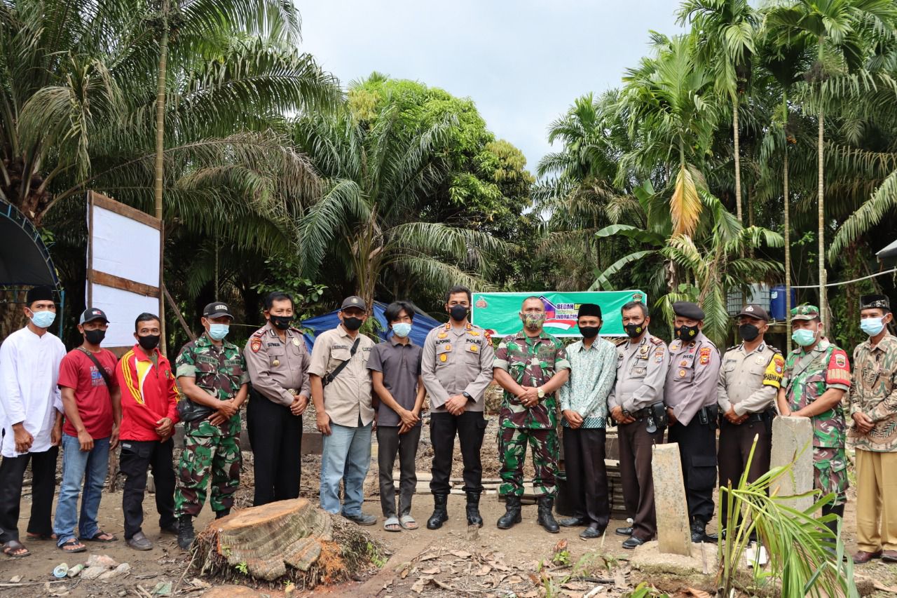 AKBP Alponso Letakkan Batu Pertama Bedah Rumah Presisi Polres Indragiri Hulu Untuk Janda Miskin