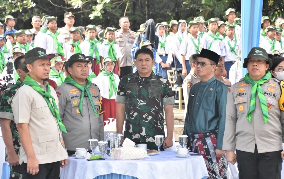 Wujud Sinergi TNI-Polri, Danrem 031/WB Dampingi Kapolda Riau Tanam 210 Pohon dan Tebar 2.100 Benih Ikan Patin