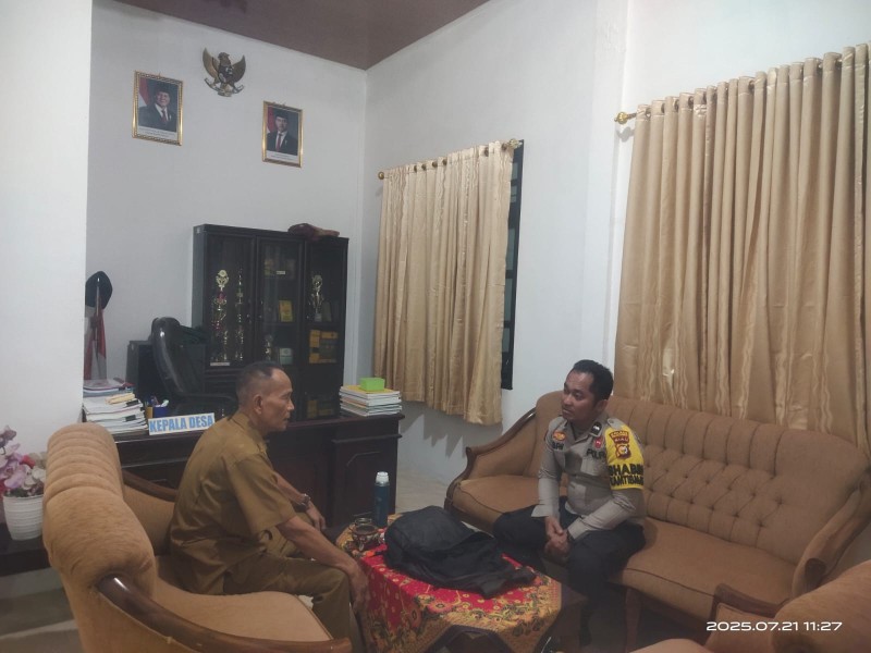*Bhabinkamtibmas Lubuk Ogung Polsek Bandar Sei Kijang Laksanakan Sambang Kantor Desa dan Sampaikan Pesan Kamtibmas*