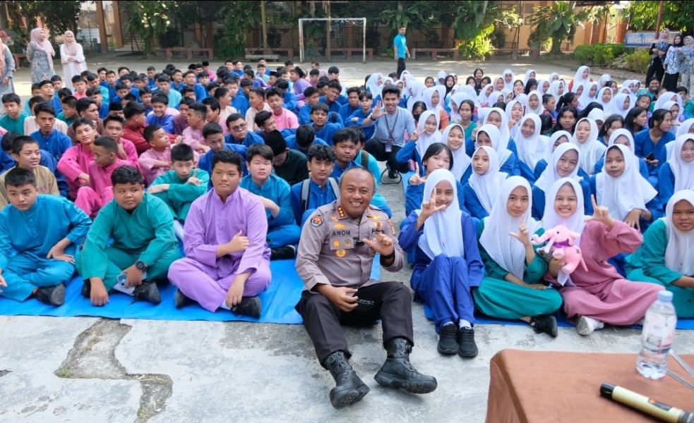Tanamkan Kepedulian Lingkungan, Polda Riau Gencarkan Green Policing di SMK Labor Pekanbaru