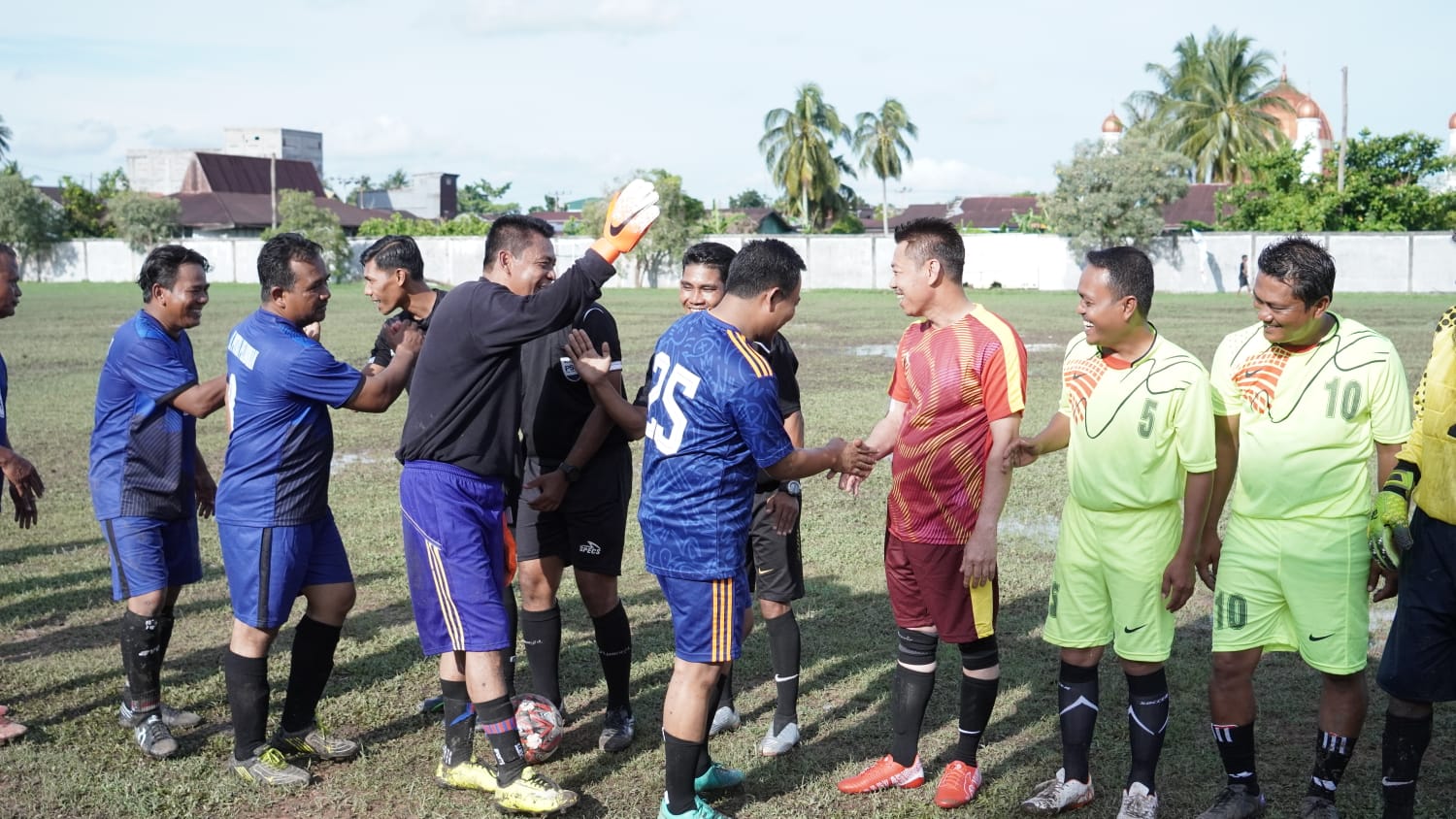 Turut Berlaga di Turnamen Legenda Sepakbola Usia 38, Bupati dan Wabup Rohil Dipercaya Jadi Kapten Tim