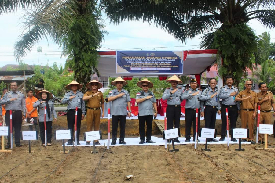 Lapas Bangkinang Sulap Lahan Kosong Jadi Ladang Pembinaan, Kakanwil Kemenkumham Riau Tanam Jagung Hibrida