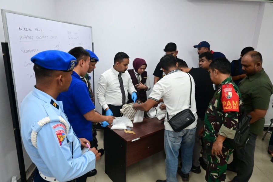 Petugas Gabungan Bandara SSK II Gagalkan Pengiriman 2 Kg Sabu ke Kendari