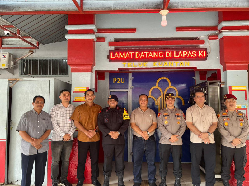 Dansat Brimob Polda Riau Beserta Rombongan Mengecek ke TPS di Wilayah Hukum Polres Kuantan Singingi