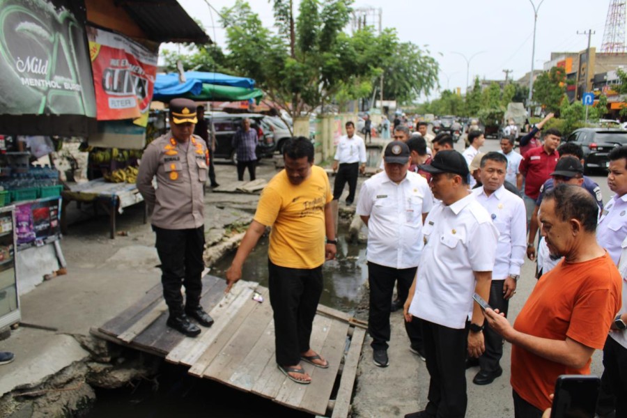 Polresta Pekanbaru Sidak Bahan Pokok dan Cek Gorong-gorong, Jaga Stabilitas Pangan dan Antisipasi Banjir Jelang Nataru