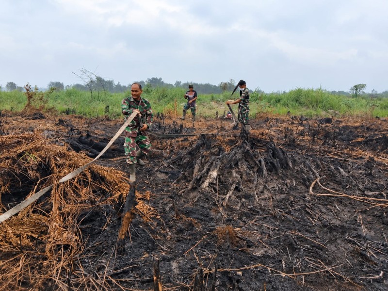 TNI-Polri dan Tim Gabungan Pastikan Penanganan Karhutla di Kampung Pulau Berlanjut