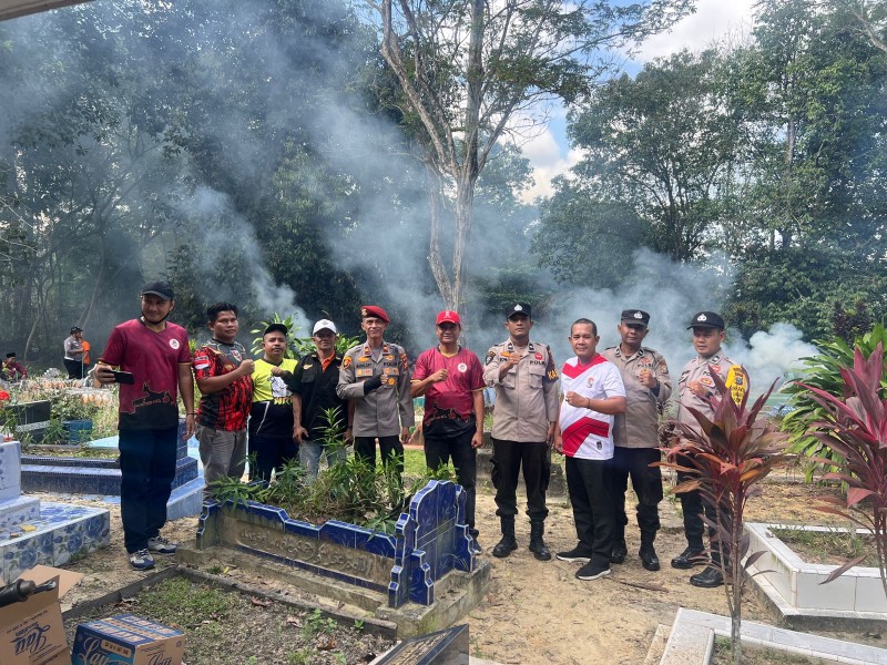 Kapolsek Bersama Forkopimcam Kec. Bandar Sei Kijang dan Masyarakat Gotong Royong Bersihkan Lingkungan