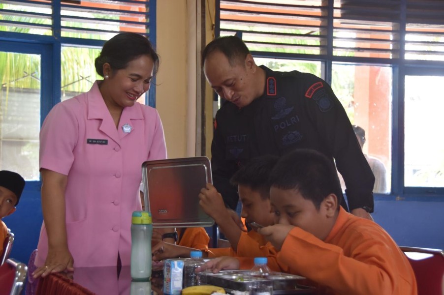 Polri Goes To School, Dansat Brimob Polda Riau Kunjungi Sekolah Dasar