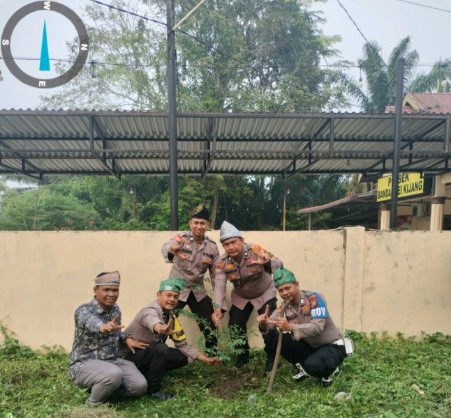 Polsek Bandar Sei Kijang Kembali Tanam 10 Bibit Pohon Rambutan Dukung Program Penghijauan Kapolda Riau