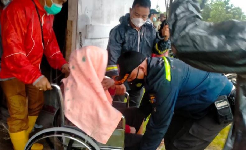 Banjir Melanda Pekanbaru, Ibu Hamil Korban Banjir Dievakusi Ke Kelurahan