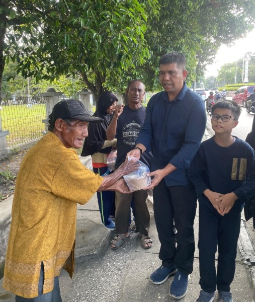Ramadhan Penuh Cinta, Danrem 031/WB Brigjen TNI Dr Agustatius Sitepu, S.Sos.,M.Si.,M.Han Berbagi Suka Cita Lewat Takjil