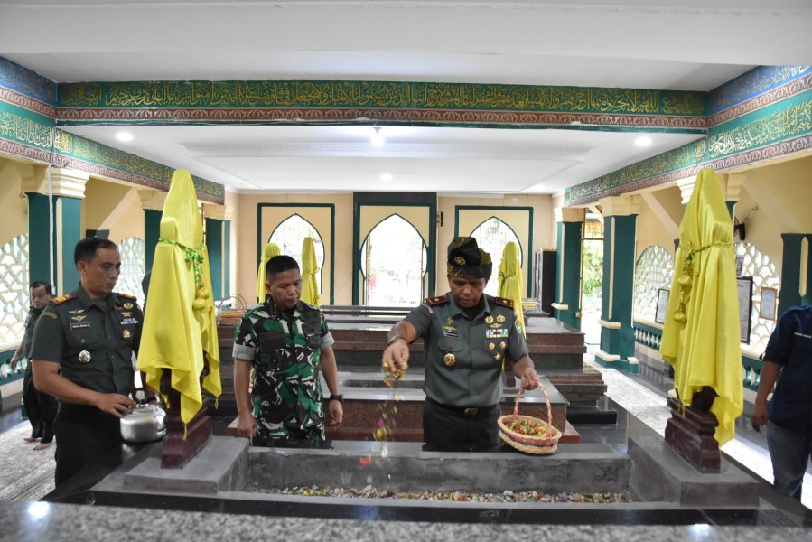 Danrem 031/WB Brigjen TNI Dr. Agustatius Sitepu. S.Sos.,M.Si.,M.Han Ziarah ke Kompleks Makam Marhum Pekan Kesultanan Kerajaan Siak