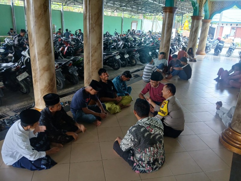 *Polsek Bandar Sei Kijang Laksanakan Kegiatan Jumat Curhat untuk Meningkatkan Kepercayaan Masyarakat*