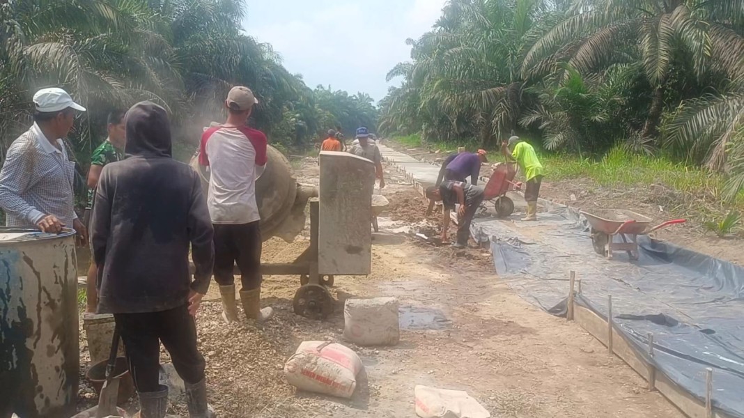 Semangat Pengabdian Tanpa Batas! Semenisasi Jalan 1 Kilometer dalam Program TMMD ke-130 Terus Dikebut