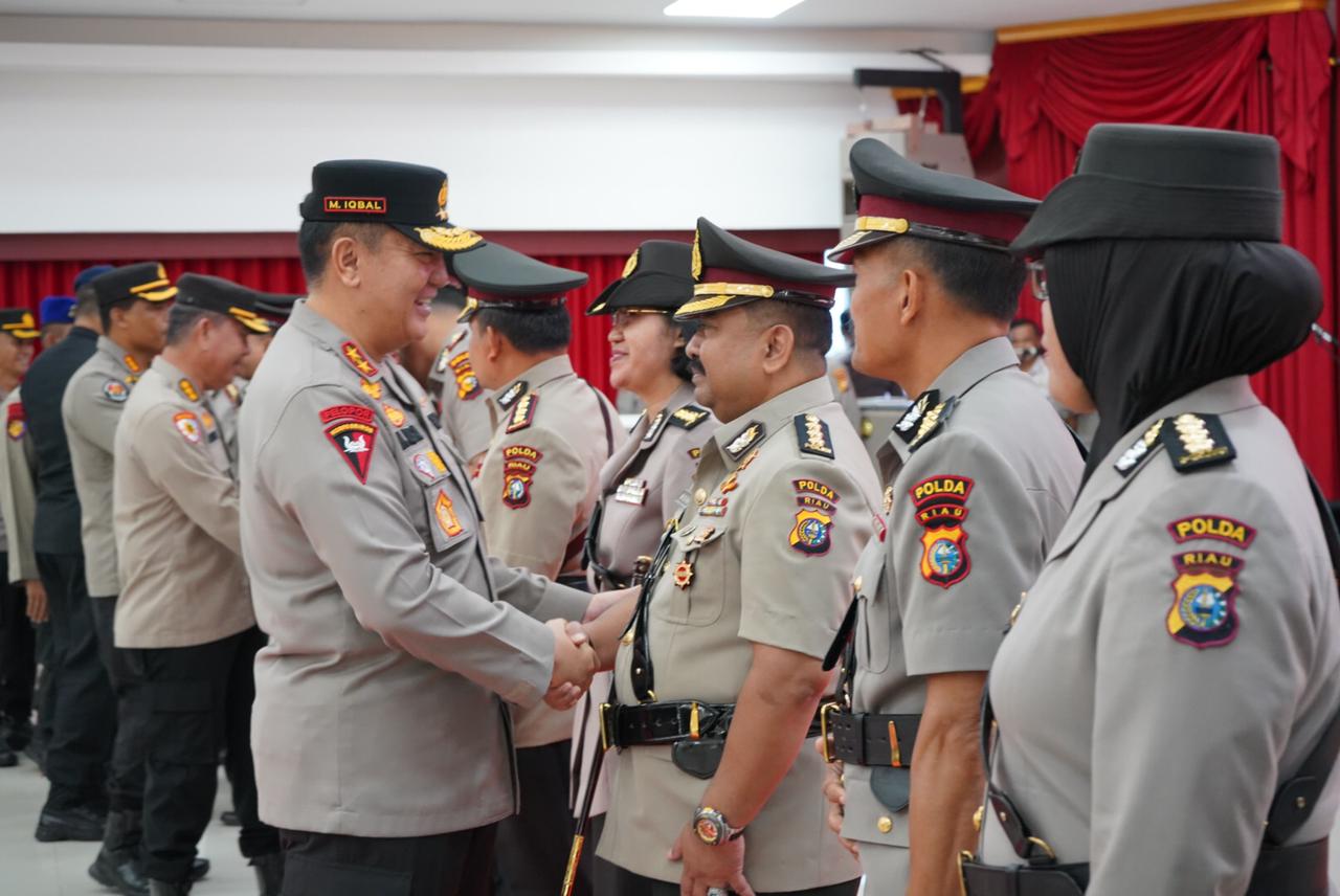 Beberapa Pejabat Utama Dan Kapolres Jajaran Polda Riau Sertijab