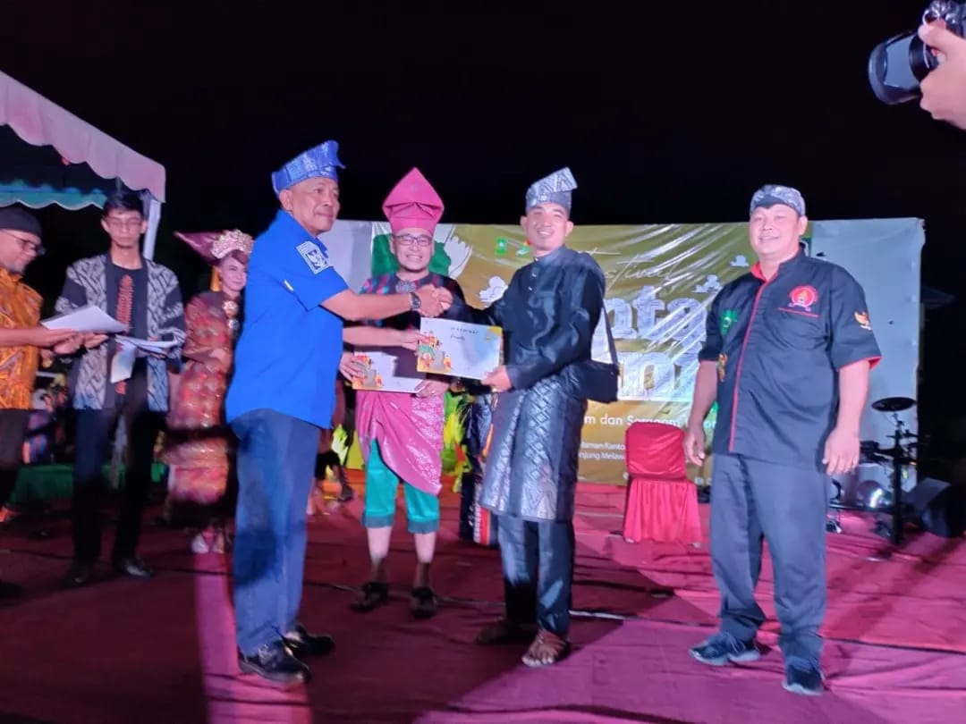 Rahmat Pantun Pendiri Lembaga Tepak Sirih Menerima Sertifikat Penghargaan Dari Dinas Kebudayaan Provinsi Riau