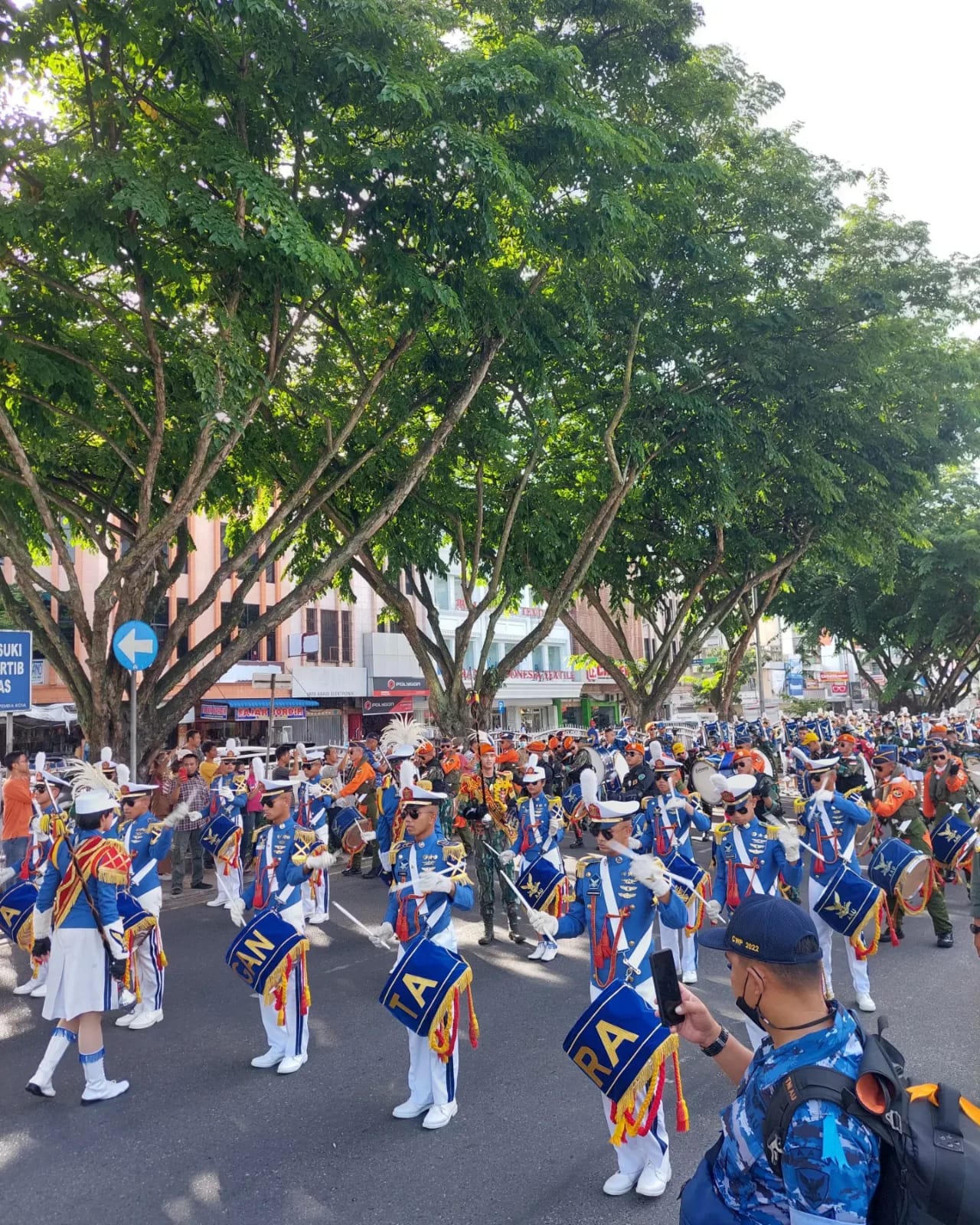 Menggelar Kirab Dan Display Drum Band Taruna - Taruni AAU Di Kantor Gubernur Riau